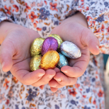 Oeufs pralinés chocolatés colorés