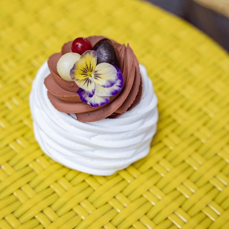 Pavlova de Pâques Chocolat Praliné | Pâtissier-Chocolatier Paris Pavlova de Pâques Chocolat Praliné | Pâtissier-Chocolatier Paris