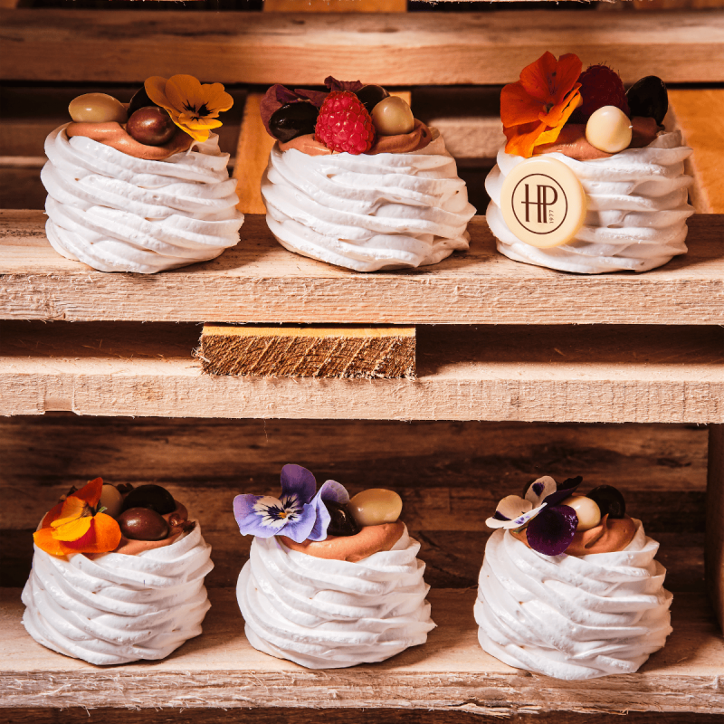 Pavlova de Pâques Chocolat Praliné | Pâtissier-Chocolatier Paris Pavlova de Pâques Chocolat Praliné | Pâtissier-Chocolatier Paris